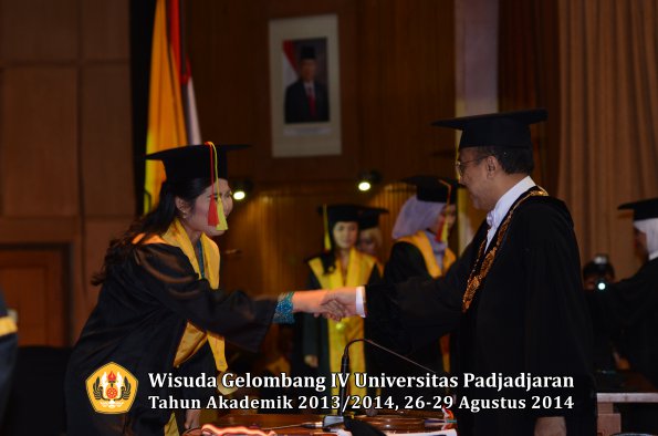 Wisuda Unpad Gel IV TA 2013_2014 Fakultas MIPA oleh Rektor 003