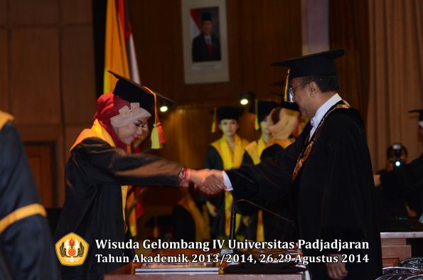 Wisuda Unpad Gel IV TA 2013_2014 Fakultas MIPA oleh Rektor 008