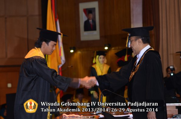 Wisuda Unpad Gel IV TA 2013_2014 Fakultas MIPA oleh Rektor 013