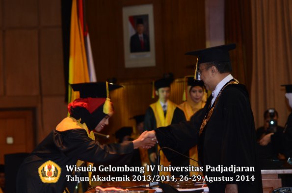 Wisuda Unpad Gel IV TA 2013_2014 Fakultas MIPA oleh Rektor 014