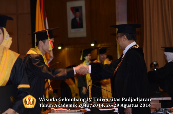 Wisuda Unpad Gel IV TA 2013_2014 Fakultas MIPA oleh Rektor 016
