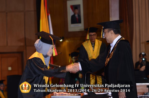 Wisuda Unpad Gel IV TA 2013_2014 Fakultas MIPA oleh Rektor 019