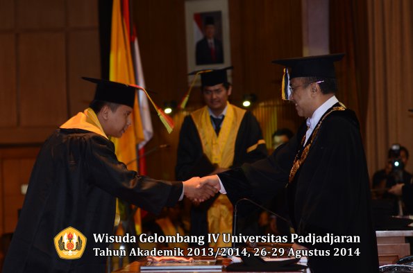 Wisuda Unpad Gel IV TA 2013_2014 Fakultas MIPA oleh Rektor 079