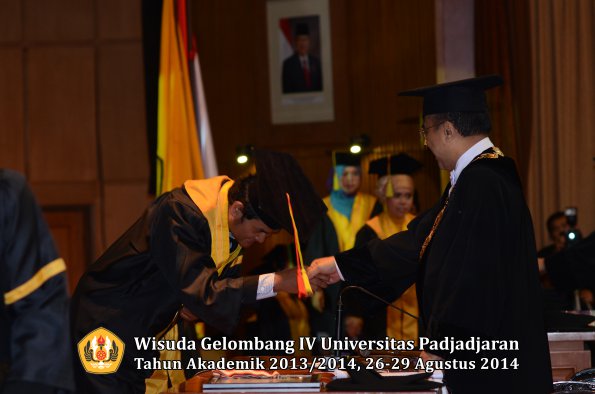 Wisuda Unpad Gel IV TA 2013_2014 Fakultas MIPA oleh Rektor 080