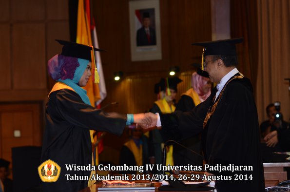 Wisuda Unpad Gel IV TA 2013_2014 Fakultas MIPA oleh Rektor 082