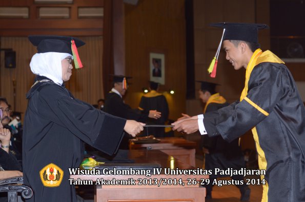 Wisuda Unpad Gel IV TA 2013_2014 Fakultas MIPA oleh Dekan 127