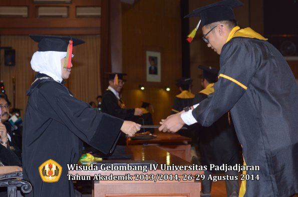 Wisuda Unpad Gel IV TA 2013_2014 Fakultas MIPA oleh Dekan 129