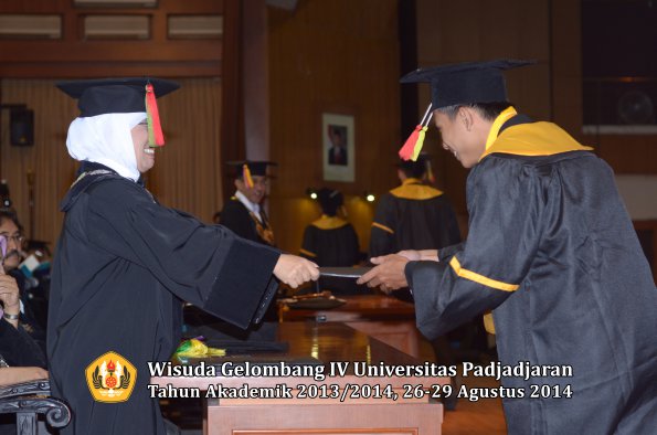 Wisuda Unpad Gel IV TA 2013_2014 Fakultas MIPA oleh Dekan 130