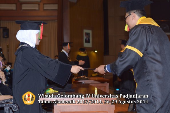 Wisuda Unpad Gel IV TA 2013_2014 Fakultas MIPA oleh Dekan 131