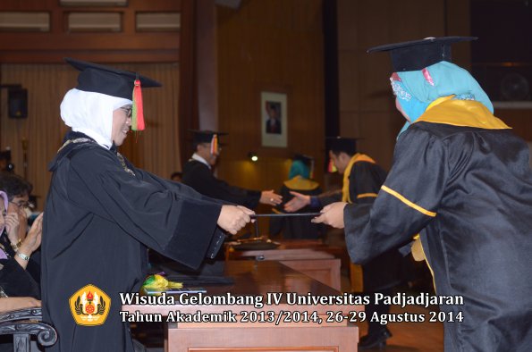 Wisuda Unpad Gel IV TA 2013_2014 Fakultas MIPA oleh Dekan 134