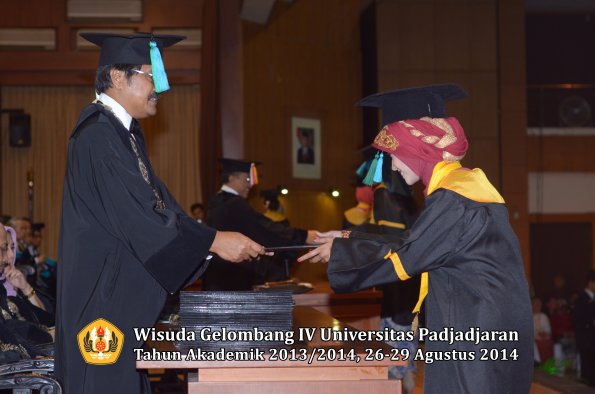Wisuda Unpad Gel IV TA 2013_2014 Fakultas PIK oleh Dekan 012