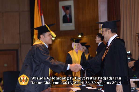 Wisuda Unpad Gel IV TA 2013_2014 Fakultas Ilmu Komunikasi oleh Rektor 001