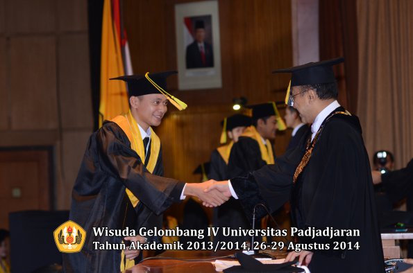 Wisuda Unpad Gel IV TA 2013_2014 Fakultas Ilmu Komunikasi oleh Rektor 006