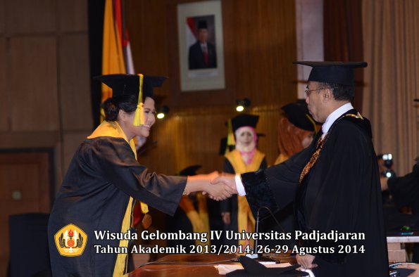 Wisuda Unpad Gel IV TA 2013_2014 Fakultas Ilmu Komunikasi oleh Rektor 019