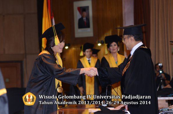 Wisuda Unpad Gel IV TA 2013_2014 Fakultas Ilmu Komunikasi oleh Rektor 086