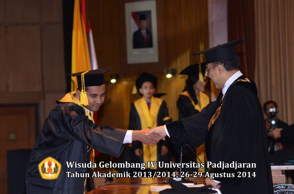 Wisuda Unpad Gel IV TA 2013_2014 Fakultas Ilmu Komunikasi oleh Rektor 134