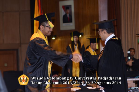 Wisuda Unpad Gel IV TA 2013_2014 Fakultas Ilmu Komunikasi oleh Rektor 153