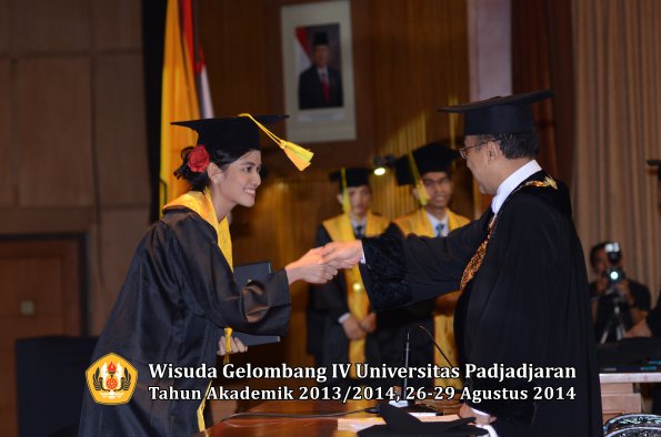 Wisuda Unpad Gel IV TA 2013_2014 Fakultas Ilmu Komunikasi oleh Rektor 159