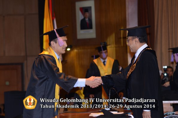 Wisuda Unpad Gel IV TA 2013_2014 Fakultas Kedokteran Gigi oleh Rektor 006