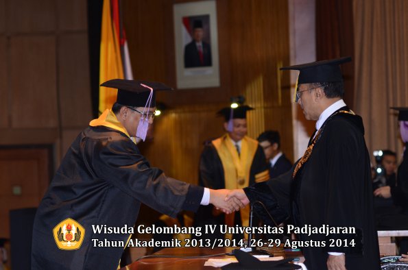 Wisuda Unpad Gel IV TA 2013_2014 Fakultas Kedokteran Gigi oleh Rektor 007