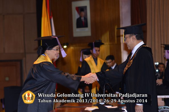 Wisuda Unpad Gel IV TA 2013_2014 Fakultas Kedokteran Gigi oleh Rektor 010