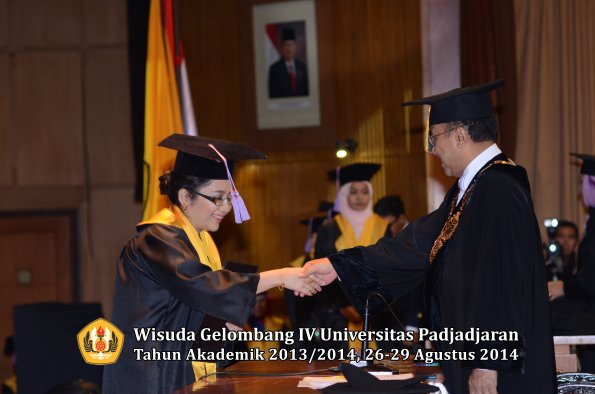 Wisuda Unpad Gel IV TA 2013_2014 Fakultas Kedokteran Gigi oleh Rektor 013