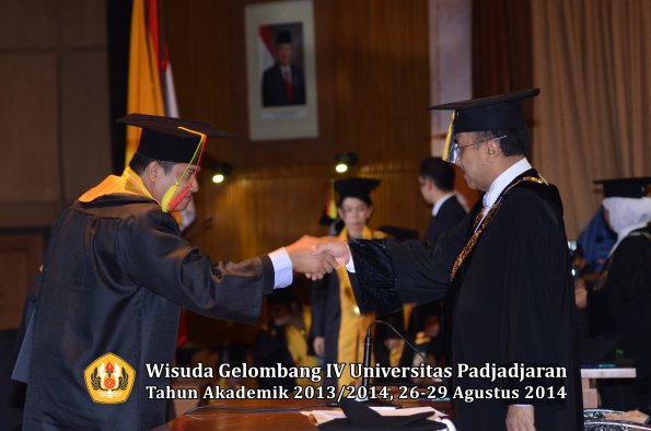 Wisuda Unpad Gel IV TA 2013_2014 Fakultas MIPA oleh Rektor 009