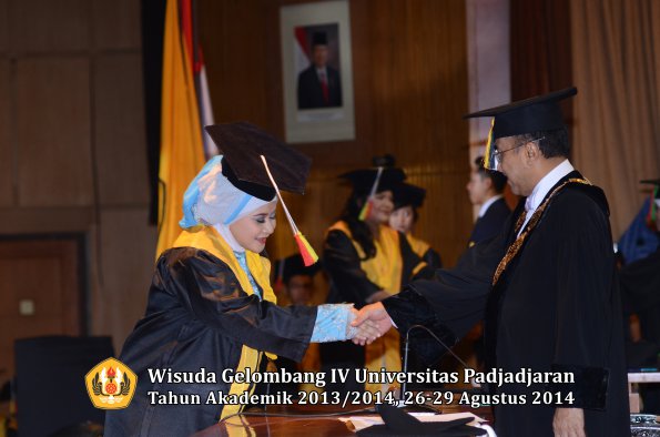 Wisuda Unpad Gel IV TA 2013_2014 Fakultas MIPA oleh Rektor 012