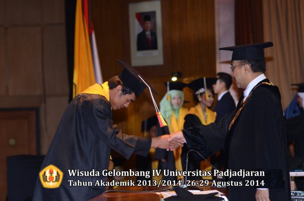 Wisuda Unpad Gel IV TA 2013_2014 Fakultas MIPA oleh Rektor 017