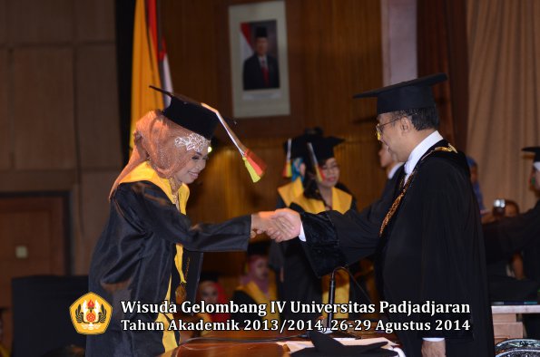 Wisuda Unpad Gel IV TA 2013_2014 Fakultas MIPA oleh Rektor 044