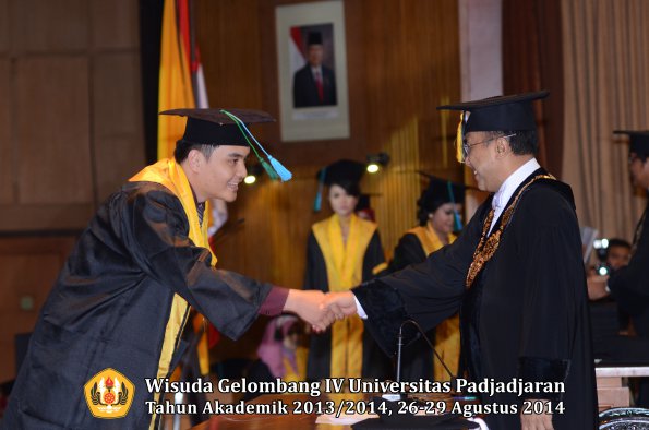 Wisuda Unpad Gel IV TA 2013_2014 Fakultas PIK oleh Rektor 004
