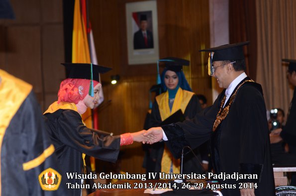 Wisuda Unpad Gel IV TA 2013_2014 Fakultas PIK oleh Rektor 010