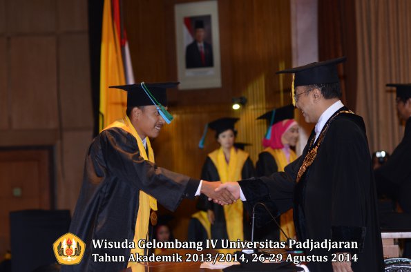 Wisuda Unpad Gel IV TA 2013_2014 Fakultas PIK oleh Rektor 015
