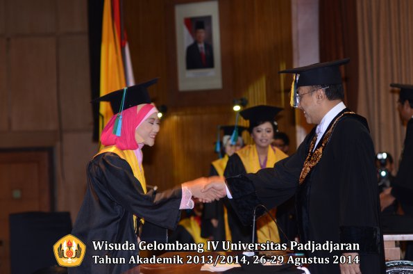 Wisuda Unpad Gel IV TA 2013_2014 Fakultas PIK oleh Rektor 016