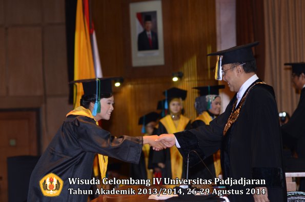 Wisuda Unpad Gel IV TA 2013_2014 Fakultas PIK oleh Rektor 017