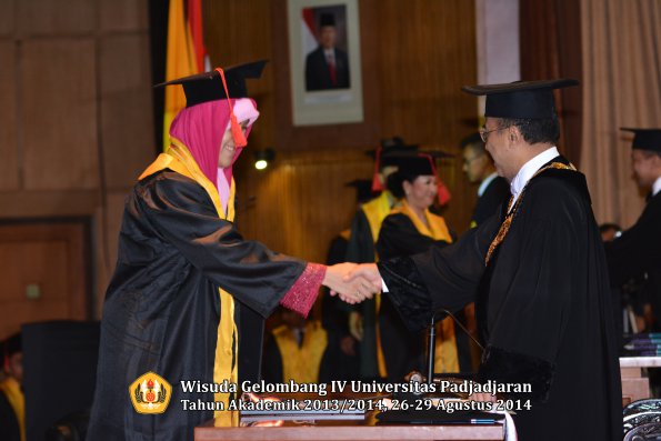 Wisuda Unpad Gel IV TA 2013_2014 Fakultas Hukum oleh Rektor 058