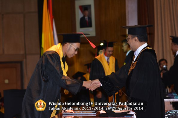 Wisuda Unpad Gel IV TA 2013_2014 Fakultas Hukum oleh Rektor 067