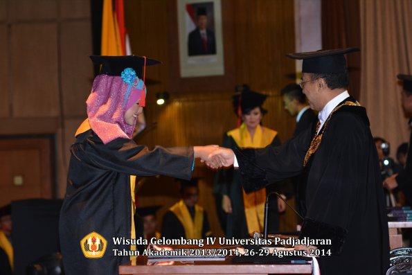 Wisuda Unpad Gel IV TA 2013_2014 Fakultas Hukum oleh Rektor 093