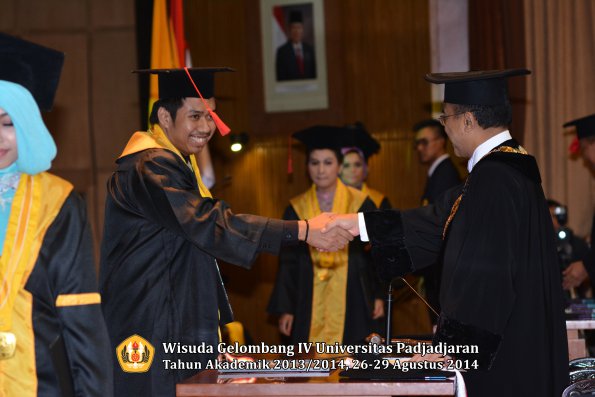 Wisuda Unpad Gel IV TA 2013_2014 Fakultas Hukum oleh Rektor 177