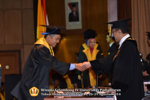 Wisuda Unpad Gel IV TA 2013_2014 Fakultas ISIP oleh Rektor 088