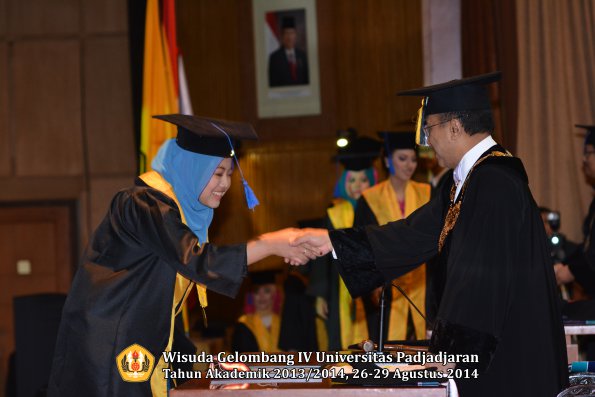 Wisuda Unpad Gel IV TA 2013_2014 Fakultas ISIP oleh Rektor 113