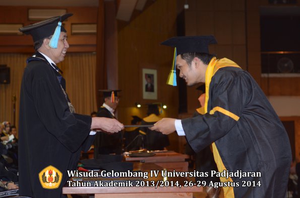 Wisuda Unpad Gel IV TA 2013_2014 Fakultas Farmasi oleh Dekan 149