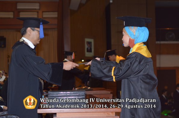 Wisuda Unpad Gel IV TA 2013_2014 Fakultas ISIP oleh Dekan 061