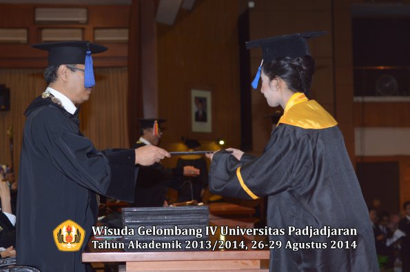 Wisuda Unpad Gel IV TA 2013_2014 Fakultas ISIP oleh Dekan 104