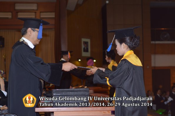 Wisuda Unpad Gel IV TA 2013_2014 Fakultas ISIP oleh Dekan 105
