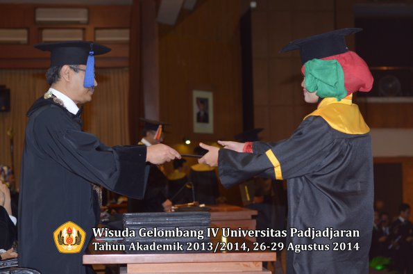 Wisuda Unpad Gel IV TA 2013_2014 Fakultas ISIP oleh Dekan 107
