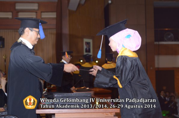 Wisuda Unpad Gel IV TA 2013_2014 Fakultas ISIP oleh Dekan 110