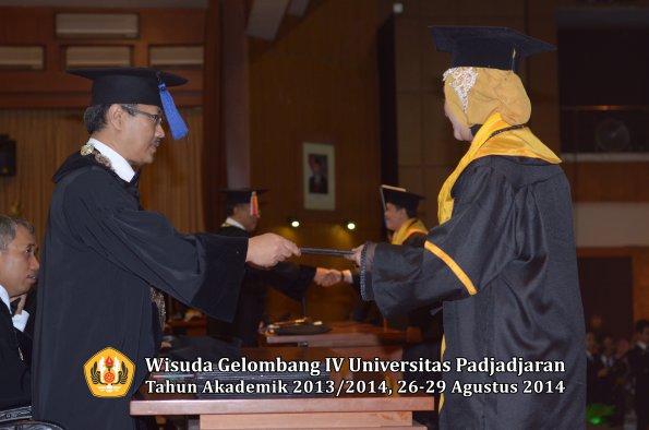 Wisuda Unpad Gel IV TA 2013_2014 Fakultas ISIP oleh Dekan 121