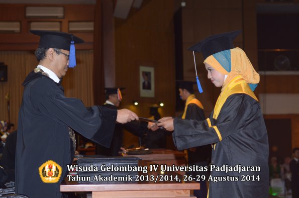 Wisuda Unpad Gel IV TA 2013_2014 Fakultas ISIP oleh Dekan 144