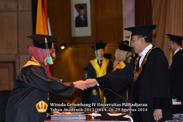 Wisuda Unpad Gel IV TA 2013_2014 Fakultas Farmasi oleh Rektor 001